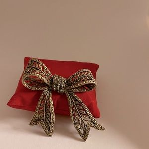 VINTAGE FILIGREE Clear Crystal rhinestones Large Ribbon Bow Pin